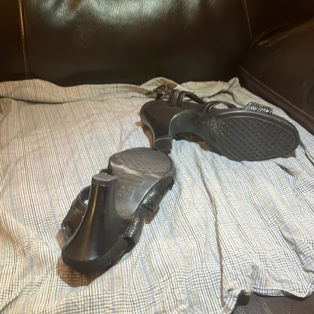 Women’s black sandals
Aerosoles